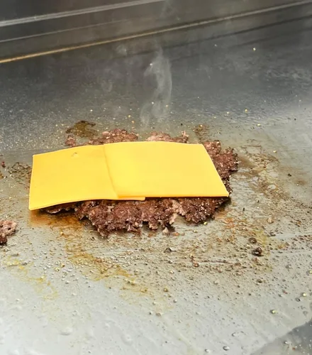 American Cheese schmilzt auf dem frisch gesmashten Patty